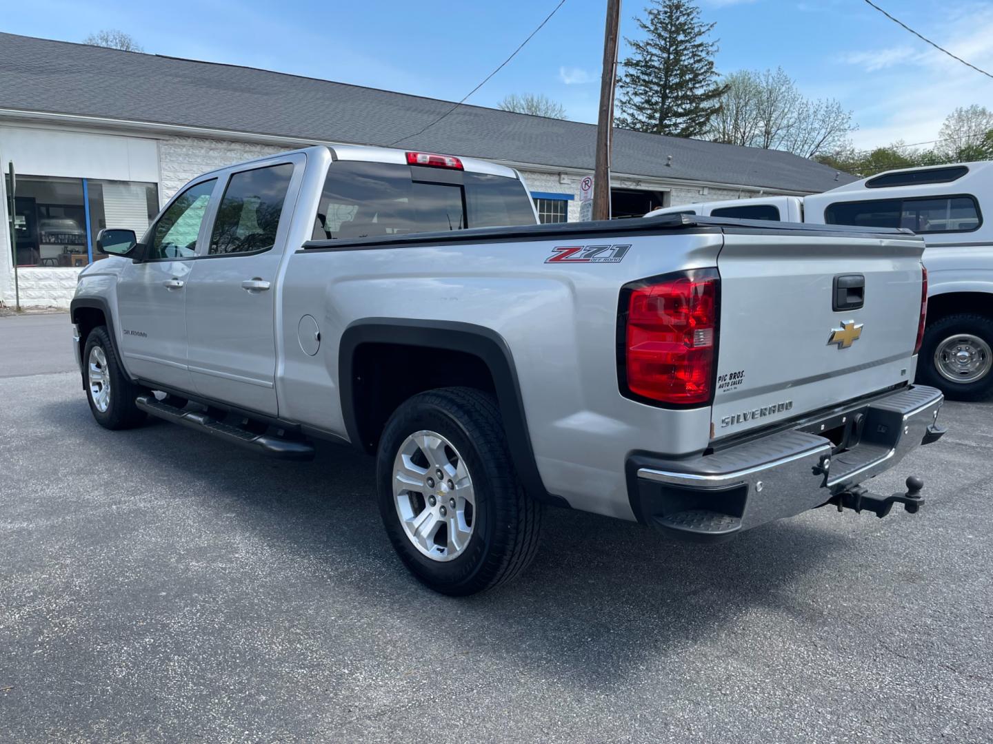 2015 silver /black Chevrolet Silverado 1500 LT Crew Cab 4WD (3GCUKREC5FG) with an 5.3L V8 OHV 16V engine, 6-Speed Automatic transmission, located at 101 N. Main Street, Muncy, PA, 17756, (570) 546-5462, 41.207691, -76.785942 - Photo#2